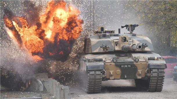 Großbritannien will Kampfpanzer an Ukraine abgeben Eine Explosion ereignet sich in der Nähe eines Kampfpanzers vom Typ Challenger 2.