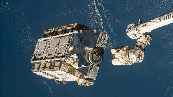 ISS-Teil im Atlantik abgestürzt Eine externe Palette mit ausgedienten Nickel-Wasserstoff-Batterien wird von einem Roboterarm der ISS freigegeben.