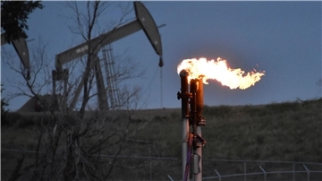Eine Fackel zur Verbrennung von Methan aus der Ölförderung. Das Treibhausgas entsteht unter anderem in der Öl-, Gas- und Kohleindustrie.