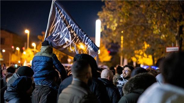 Eine Fahne mit arabischer Schrift bei der Kundgebung. Begleitet von starken Kräften der Polizei demonstrierten die Teilnehmer gegen den israelischen Militäreinsatz im Gazastreifen.