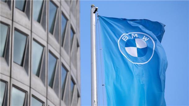 BMW sieht Elektro- und Luxusautos als Wachstumstreiber Eine Fahne mit dem BMW-Logo vor der Firmenzentrale in München. Der Automobilhersteller legt neue Quartalszahlen vor.