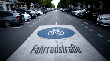 Blick auf ein Logo Fahrradstraße
