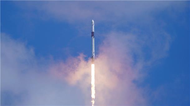 Zwei US-Amerikaner, Russin und Japaner an ISS angekommen Eine „Falcon 9-Rakete“ der Firma SpaceX und die „Dragon-Kapsel“ heben mit einer multinationalen Besatzung vom Kennedy Space Center in Cape Canaveral ab.
