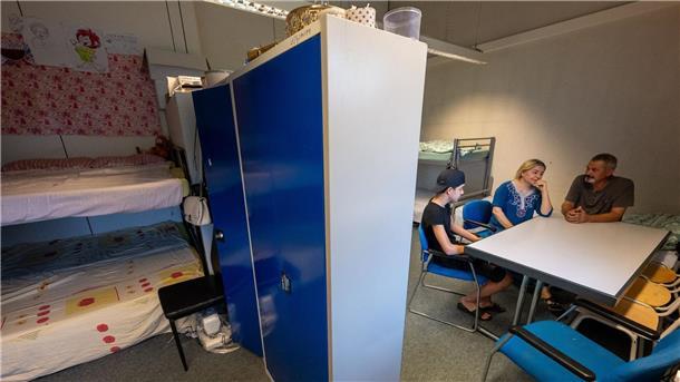 Bayerische Landkreise schlagen wegen Flüchtlingszahlen Alarm Eine Familie in ihrem Zimmer in einer Asylunterkunft in Olching bei München. Die Kapazitäten der Einrichtungen in Bayern sind überstrapaziert.