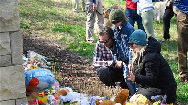 Eine Familie versammelt sich vor dem Eingang der Covenant School, der zu einer Gedenkstätte für die Opfer des Attentats geworden ist.