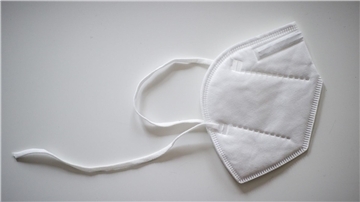 Eine FFP2-Maske hilft, die Verbreitung des Coronavirus SARS-CoV-2 einzudämmen (Symbolbild).