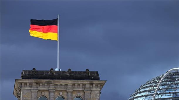 Sturm auf Reichstag: Kaum „Reichsbürger“ zum Jahrestag Eine Flagge auf dem Reichstag: 2020 wurde das Gebäude gestürmt.