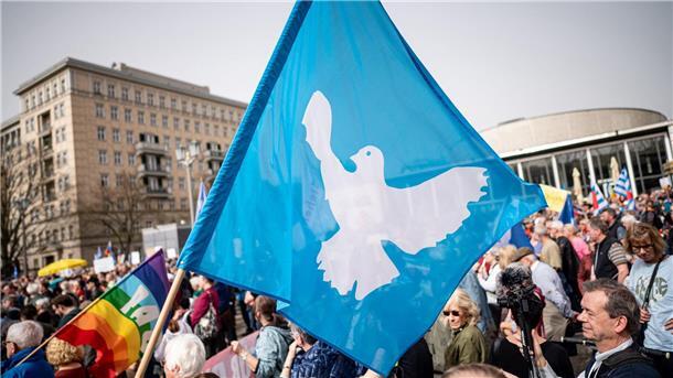 Ostermärsche im Zeichen von Ukraine- und Gaza-Krieg Eine Flagge mit der Friedenstaube ist auf dem traditionellen Ostermarsch in Berlin zu sehen.