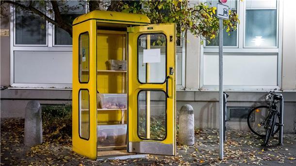 „Foodsharing“: Essen aus Telefonzelle Eine „Foodsharing“-Station in einer gelben Telefonzelle ist mit Brötchen und Borten befüllt.