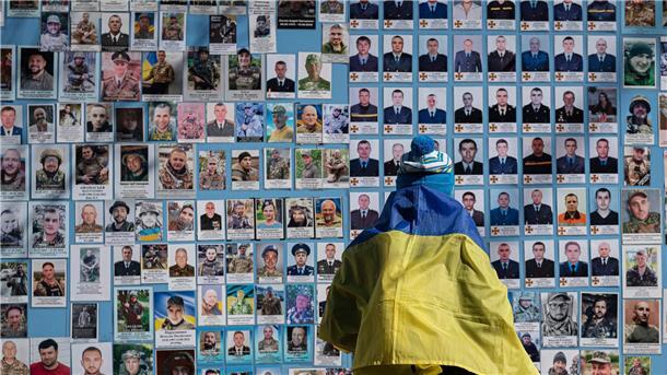 Krieg gegen die Ukraine: So ist die Lage Eine Fotowand erinnert in Kiew an die gefallenen ukrainischen Soldaten.