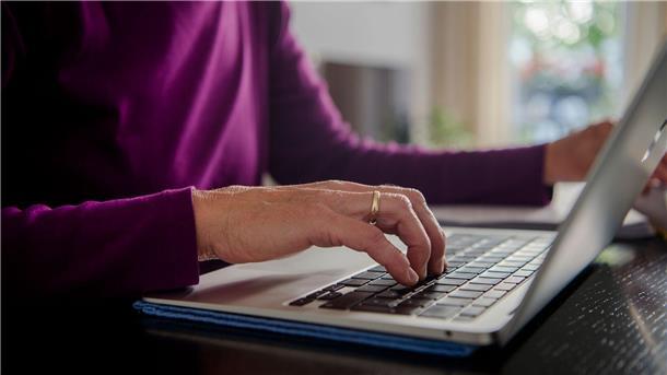 Teilzeit häufig freiwillig - Betreuung wichtigster Grund Eine Frau arbeitet an einem Laptop. Vor allem Frauen arbeiten wegen der Betreuung von Angehörigen in Teilzeit (Symbolbild).