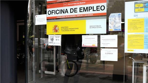 Arbeitslosigkeit in Eurozone stabil auf niedrigem Niveau Eine Frau auf Arbeitssuche in einem Vermittlungszentrum in Madrid.