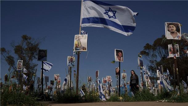 Israels Armee: Dschihad-Mitglied gesteht Vergewaltigung Eine Frau besichtigt den Ort, an dem am 7. Oktober 2023 auf dem Nova-Musikfestival Hunderte getötet und viele weitere entführt wurden.