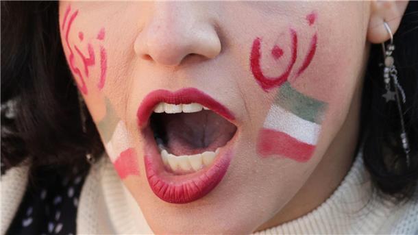 EU-Staaten verhängen neue Iran-Sanktionen Eine Frau demonstriert in Berlin aus Solidarität mit den Protestierenden im Iran (Symbolbild).