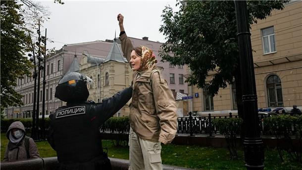 Russland: Mehr als 700 Festnahmen bei Anti-Kriegs-Protesten Eine Frau demonstriert in Moskau gegen die Teilmobilisierung für den Krieg gegen die Ukraine.