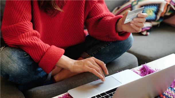 EU-Parlament: Strengere Regeln bei Online-Einkäufen Eine Frau gibt bei einem Online-Einkauf ihre Kreditkartendaten ein.