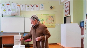 Eine Frau gibt ihre Stimme bei den Präsidentschaftswahlen in der Slowakei ab.