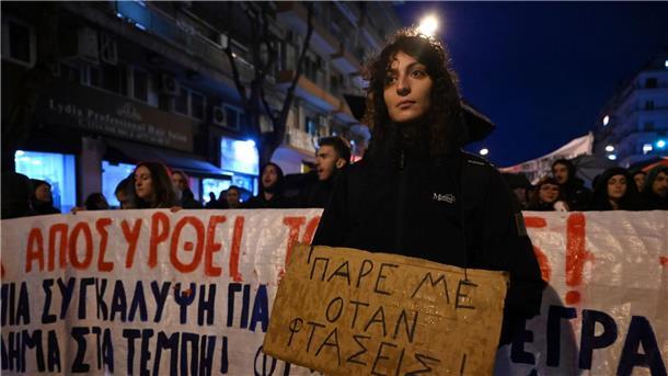 Griechenland: Proteste und Randale nach schwerem Zugunglück Eine Frau hält ein Plakat mit der Aufschrift „Ruf mich an, wenn du ankommst“ während einer Demonstration in Thessaloniki.
