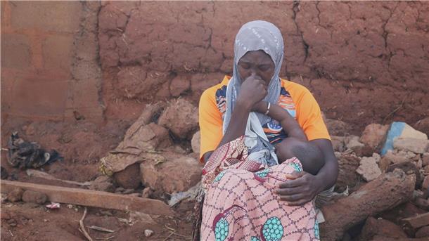 Über 100 Tote nach Unwetterfluten in Nigeria Eine Frau in der nigerianischen Stadt Mokwa, in der ein Unwetter schwere Zerstörungen angerichtet hat.