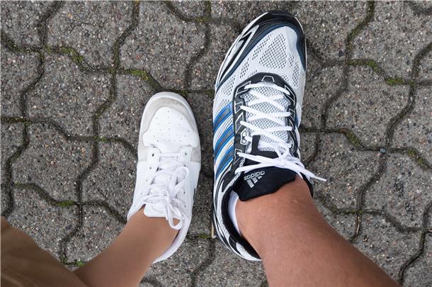 Träume gibt es viele - Teenager Jannik ist über 2,20 Meter groß Eine Frau mit Schuhgröße 38 steht neben Jannik Könecke mit Schuhgröße 55.