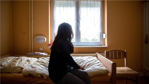 Tausende Frauen und Kinder suchen Schutz in Frauenhäusern Eine Frau sitzt in einem Frauenhaus auf einem Bett. Tausende Frauen und Kinder haben auch 2022 zeitweilig Schutz in Schutzeinrichtungen gesucht.