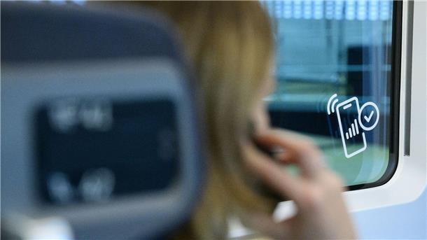 Der Mobilfunk an Bahnstrecken wird besser Eine Frau telefoniert in einem ICE: Das Handynetz an Deutschlands Bahnstrecken ist besser geworden.