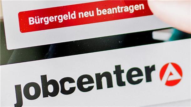 Jobcenter Rotenburg verzeichnet im Dezember rückläufige Arbeitslosenzahl Eine Frau tippt auf einem Tablet auf einen Link zum Beantragen des Bürgergeldes.