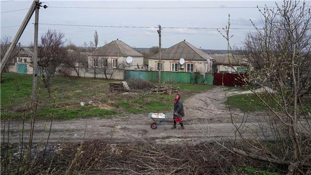 Krieg gegen die Ukraine: So ist die Lage Eine Frau transportiert in Lyman im umkämpften Osten der Ukraine Hilfsgüter auf einer Schubkarre.