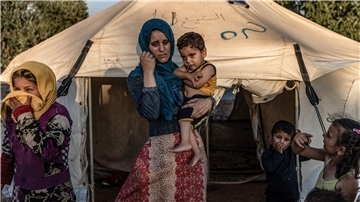 Eine Frau und ihr gelähmtes Kind im syrischen Aleppo sind nach dem jüngsten Erdbeben in einer Notunterkunft untergebracht.