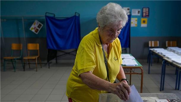 Konservative in Griechenland bleiben an der Regierung Eine Frau wählt in einem Wahllokal in Athen, Griechenland.