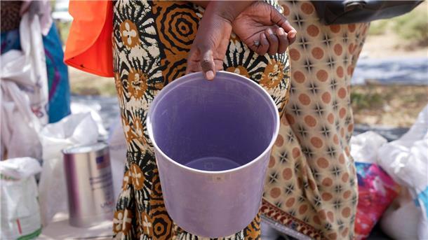 Eine Frau wartet im März 2023 im Bezirk Mangwe im Südwesten Simbabwes auf Nahrungsmittelhilfe.