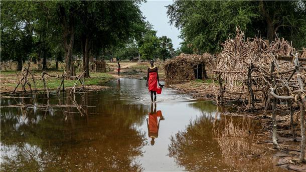 Weltklimakonferenz: Hoffnung in Afrika - Enttäuschung droht Eine Frau watet durch das Hochwasser zwischen verlassenen Unterkünften im Dorf Majak Awar im Südsudan. Dort sind ganze Bundesstaaten überflutet. Sieben der zehn Klimakrisenherde, die die Nichtregierungsorganisation Oxfam in einer aktuellen Studie identifiziert hat, liegen in Afrika.