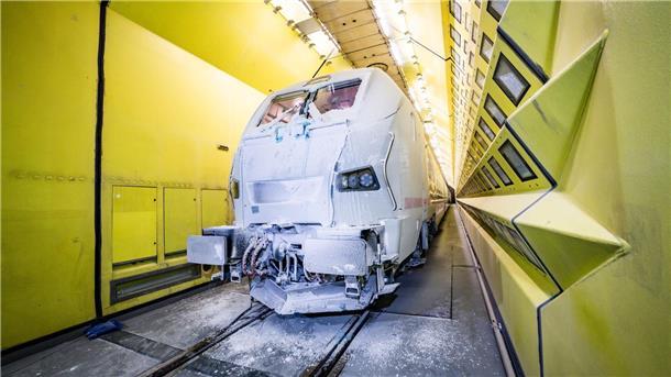 Bahn-Extremtest: Der neue ICE L im Klimatunnel Eine Frostschicht bedeckt die Front einer ICE-L-Lokomotive im Klima-Wind-Kanal in Wien.