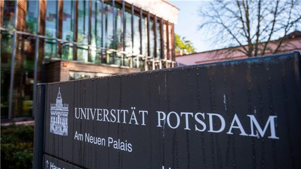 Uni Potsdam bestätigt Machtmissbrauch an Rabbinerschule Eine fünfköpfige Untersuchungskommission der Uni Potsdam hat die Vorwürfe gegen Walter Homolka untersucht: Einige bestätigten sich demnach - nicht aber die Anschuldigung, Homolka habe sexualisierte Belästigung geduldet.