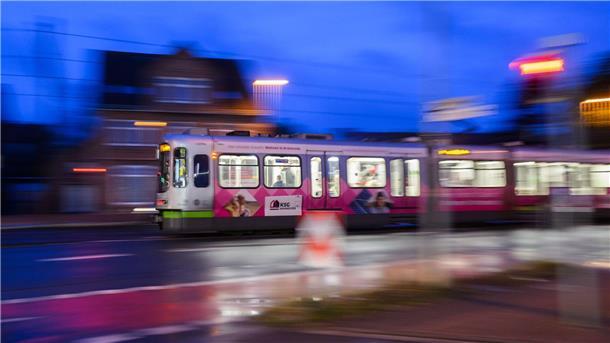 78-Jährige nach Stadtbahn-Unfall in Lebensgefahr Eine Fußgängerin ist beim Zusammenstoß mit einer Stadtbahn lebensgefährlich verletzt worden. (Archivbild)