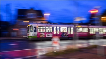 Eine Fußgängerin ist beim Zusammenstoß mit einer Stadtbahn lebensgefährlich verletzt worden. (Archivbild)