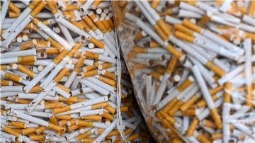 Eine ganze illegale Fabrik zur Produktion und Verpackung von Zigaretten haben Zollfahnder in Westfalen entdeckt. (Archivbild)
