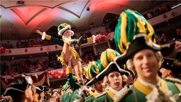 Katerstimmung vor Karneval: Schleppender Kartenverkauf Eine Garde nimmt an der Karnevalssitzung von Fußball Bundesligist 1. FC Köln teil.