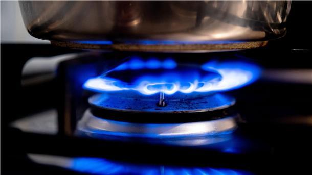 Netzagentur: Haushalte müssen auf sinkende Gaspreise warten Eine Gasflamme brennt auf einem Küchenherd.