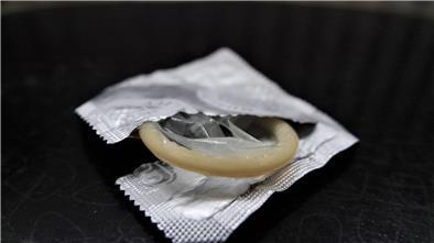 Eine geöffnete Kondompackung. Immer mehr Menschen stzen auf Kondome beim Verhüten.