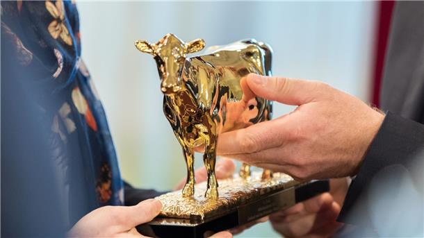 Ministerpräsident Weil vergibt Milchlandpreis Eine goldene Kuh-Statue wird bei der Verleihung überreicht.