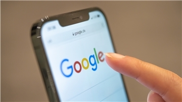 Eine Google-Sprecherin macht deutlich: „Beiträge müssen auf tatsächlichen Erfahrungen basieren, Fake-Inhalte, Verleumdungen sowie unnötige oder falsche Angaben“ seien ein „Missbrauch unseres Systems“.