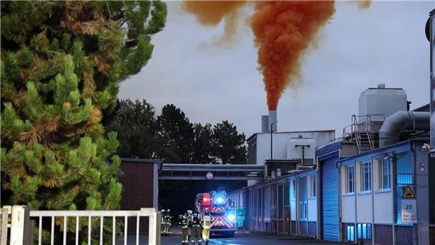 Behörden geben Entwarnung nach Chemieunfall Eine große Rauchwolke zog am Abend über die Region.