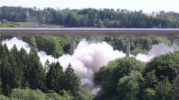 Autobahn-Talbrücke Sterbecke teilweise gesprengt Eine große Staubwolke steigt bei der Sprengung des ersten Teilbauwerks der Sterbecke-Talbrücke auf.