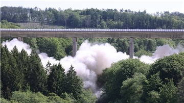 Eine große Staubwolke steigt bei der Sprengung des ersten Teilbauwerks der Sterbecke-Talbrücke auf.
