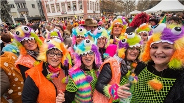 Eine Gruppe Frauen in Fantasiekostümen feiert ausgelassen in Mainz.