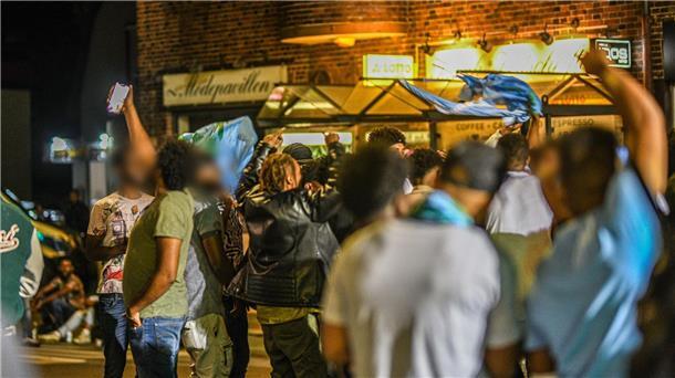 Schwere Ausschreitungen bei Eritrea-Treffen in Stuttgart Eine Gruppe von Menschen feiert nach Ausschreitungen bei einer Eritrea-Veranstaltung.