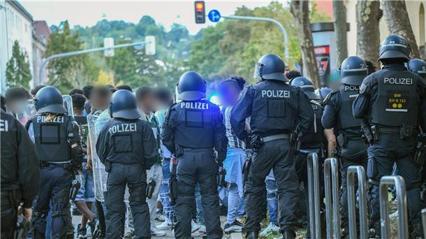 Schwere Ausschreitungen bei Eritrea-Treffen in Stuttgart Eine Gruppe von Menschen wird nach Ausschreitungen bei einer Eritrea-Veranstaltung von Polizeikräften eingekesselt.
