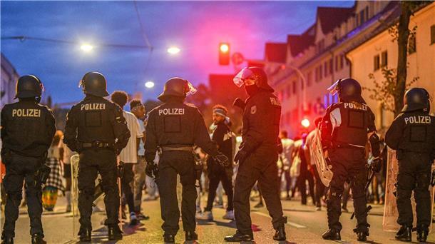 Ausschreitungen in Stuttgart bei Eritrea-Treffen Eine Gruppe von Menschen wird nach Ausschreitungen bei einer Eritrea-Veranstaltung von Polizeikräften eingekesselt.