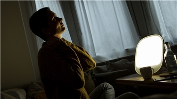 Eine gute Maßnahme gegen den Herbstblues ist die Lichttherapie mit speziellen Lampen.